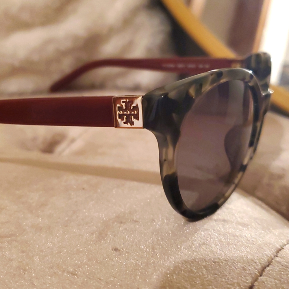 Tory Burch Stylish Tortoise Shell Sunglasses With Gold Logo - Picture 7 of 7